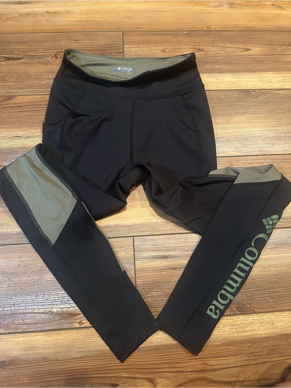 Columbia Women’s Black and Olive Athletic Leggings with side pocket Xs